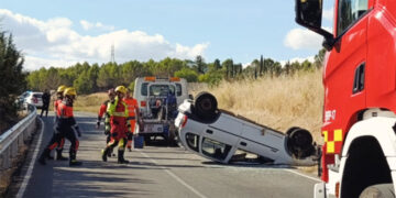 Un conductor herido tras volcar con su coche en la carretera de Nohales en Cuenca