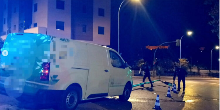 Un conductor pierde el control de su furgoneta y causa daños en una rotonda de Cuenca esta madrugada