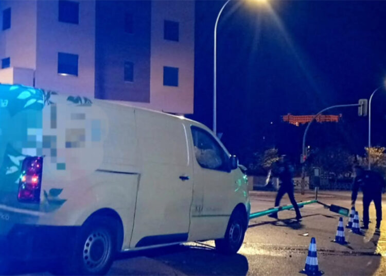 Un conductor pierde el control de su furgoneta y causa daños en una rotonda de Cuenca esta madrugada