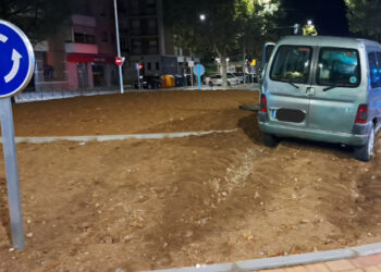 Un despiste provoca una salida de vía en la rotonda de Hermanos Becerril en Cuenca