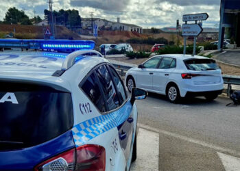 Un herido tras una colisión entre un coche y un ciclomotor en la Avenida Cruz Roja de Cuenca