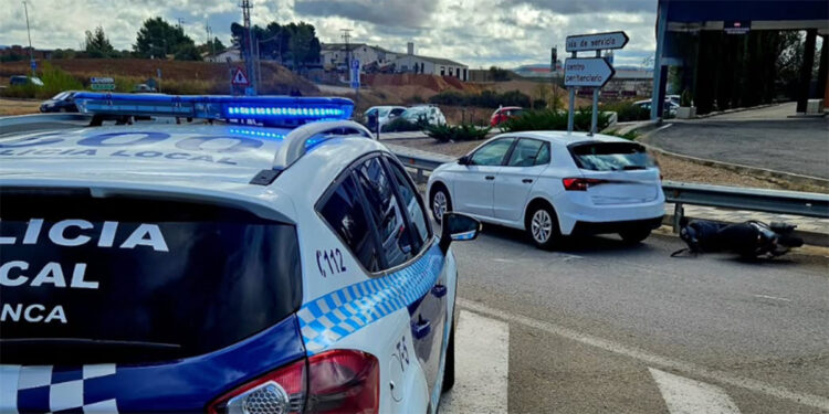 Un herido tras una colisión entre un coche y un ciclomotor en la Avenida Cruz Roja de Cuenca