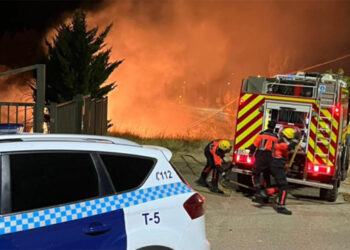 Un incendio nocturno en la ladera del río Júcar en Cuenca moviliza a Policía y Bomberos