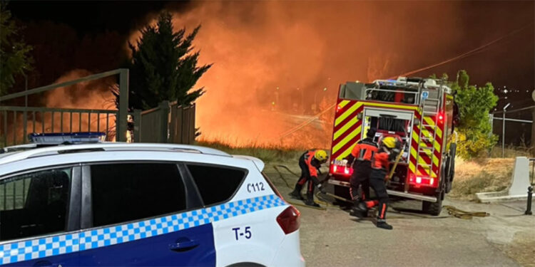 Un incendio nocturno en la ladera del río Júcar en Cuenca moviliza a Policía y Bomberos