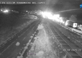 Vuelca un camión portacoches en la A-2 y obliga a cortar la autovía en Torremocha del Campo