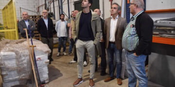 La Diputación de Cuenca destaca el papel de los fondos europeos en la modernización del sector agroindustrial durante la visita a la empresa Sisanflor en Sisante