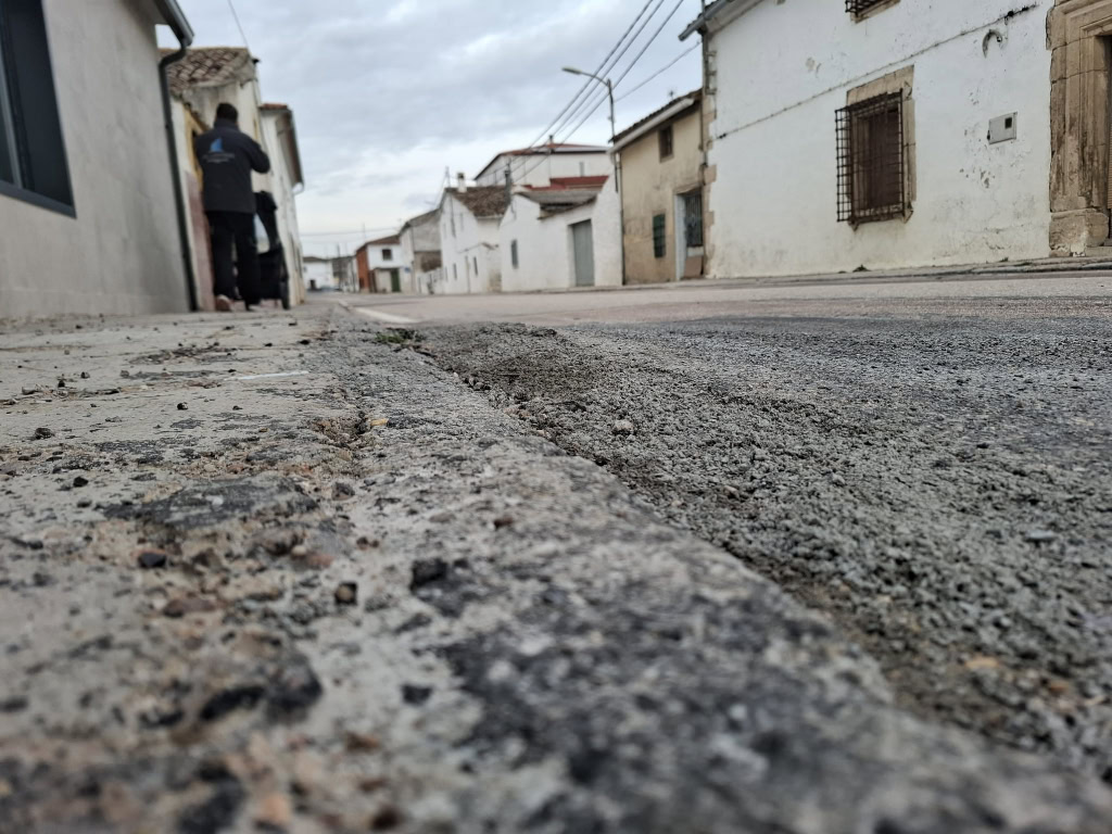 Comienzan las obras de acondicionamiento de la travesía de Almodóvar del Pinar, que obligarán a cortar temporalmente la CM-220 2 Comienzan las obras de acondicionamiento de la travesía de Almodóvar del Pinar, que obligarán a cortar temporalmente la CM-220