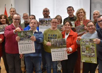 ADOCU presenta su calendario solidario 2026 junto al Cuerpo de Agentes Medioambientales en su 25 aniversario