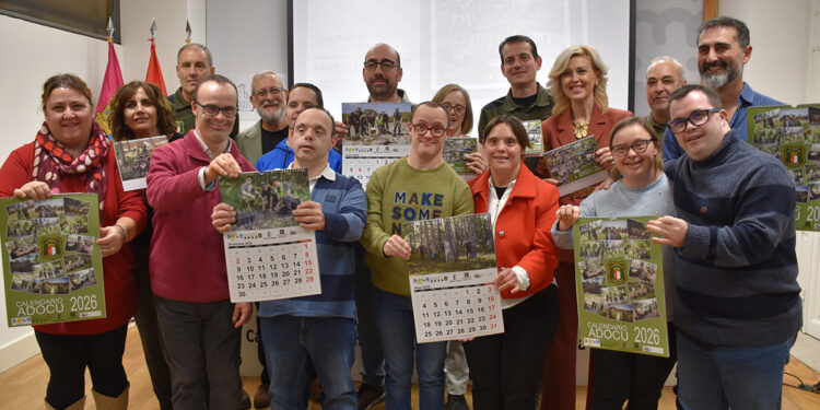 ADOCU presenta su calendario solidario 2026 junto al Cuerpo de Agentes Medioambientales en su 25 aniversario