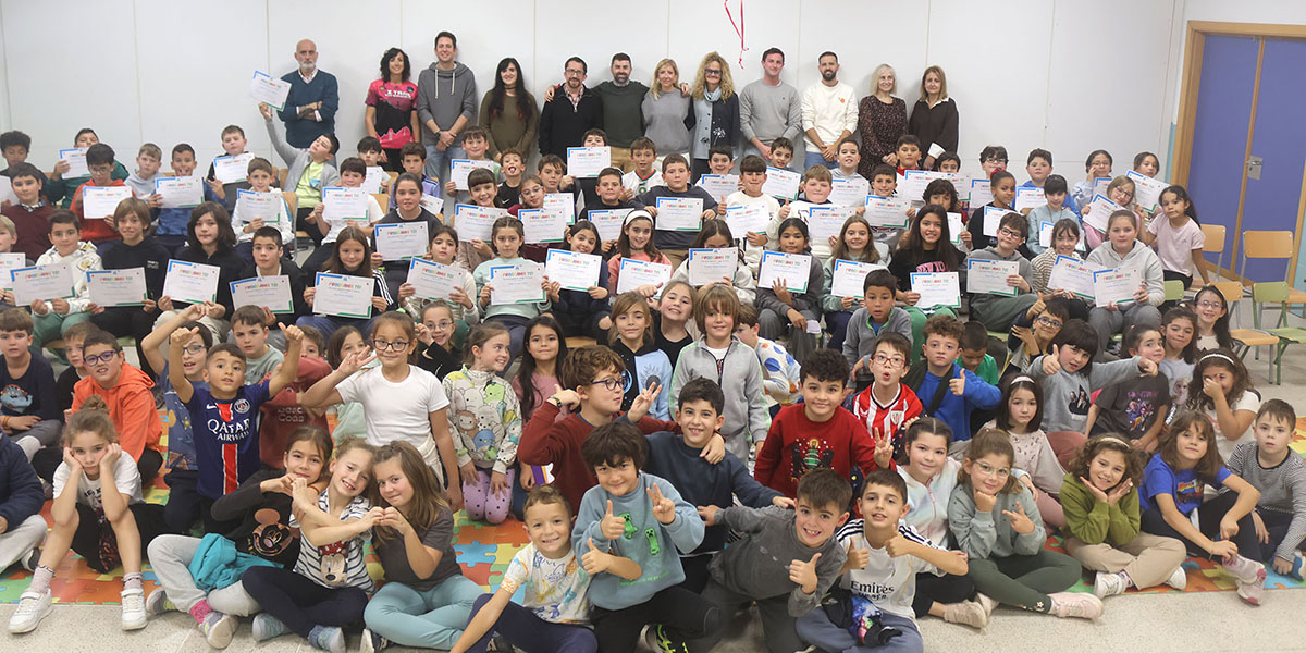 Ángel Medina, de «Campeonex», entrega los diplomas TEI de La Senda del curso 2025-2026