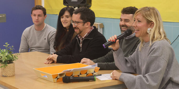 Ángel Medina, de «Campeonex», entrega los diplomas TEI de La Senda del curso 2025-2026