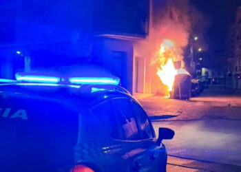 Arden varios contenedores en la calle Diego Jiménez de Cuenca