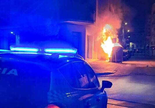 Arden varios contenedores en la calle Diego Jiménez de Cuenca 1 Arden varios contenedores en la calle Diego Jiménez de Cuenca