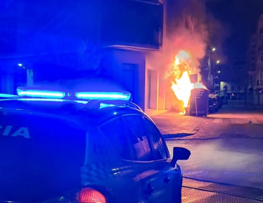 Arden varios contenedores en la calle Diego Jiménez de Cuenca 2 Arden varios contenedores en la calle Diego Jiménez de Cuenca