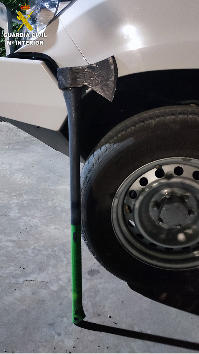 Ataca a la Guardia Civil con un hacha tras ser sorprendido robando en un área de servicio de la A-3 en Cuenca 2 Ataca a la Guardia Civil con un hacha tras ser sorprendido robando en un área de servicio de la A-3 en Cuenca