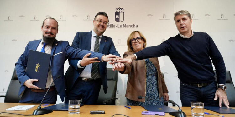 Castilla-La Mancha firma un convenio con las federaciones regionales de Folclore y bandas de música “en apoyo a la Cultura como seña de identidad”