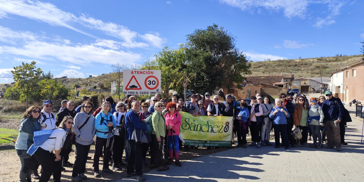 Cerca de 130 senderistas recorren la ruta entre El Cubillo de Uceda y Valdenuño Fernández de la mano de Campiñeando