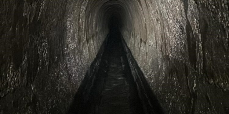 El Ayuntamiento de Cuenca lleva a cabo la limpieza del colector de saneamiento de las calles Alicante y Dalmacio García Izcara