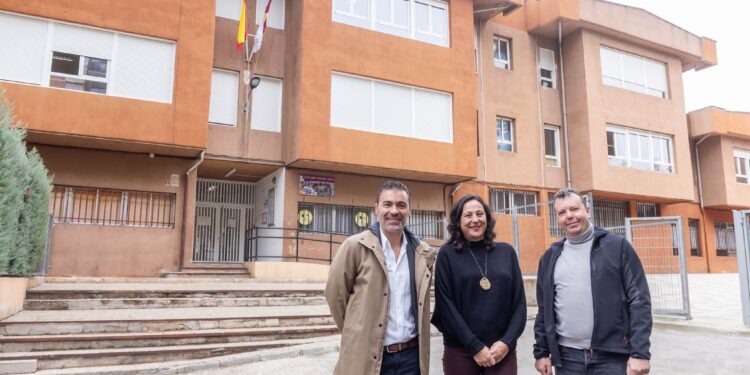 Comienza la renovación de toda la pintura exterior en el CEIP Balcón del Tajo y su polideportivo