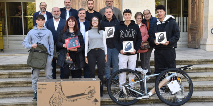 Diputación de Cuenca, Ayuntamiento, Urbaser y Candam premian a las personas que más reciclaron durante las fiestas de San Mateo