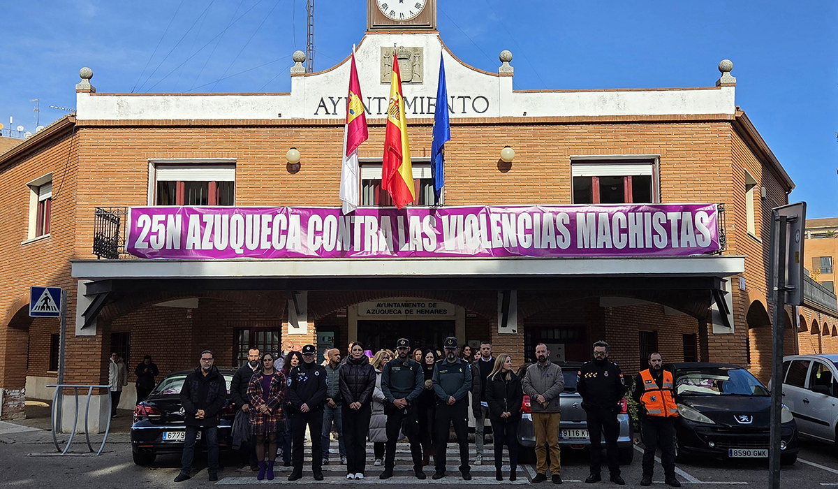 El Ayuntamiento de Azuqueca reitera su condena de la violencia machista con un minuto de silencio 2 El Ayuntamiento de Azuqueca reitera su condena de la violencia machista con un minuto de silencio