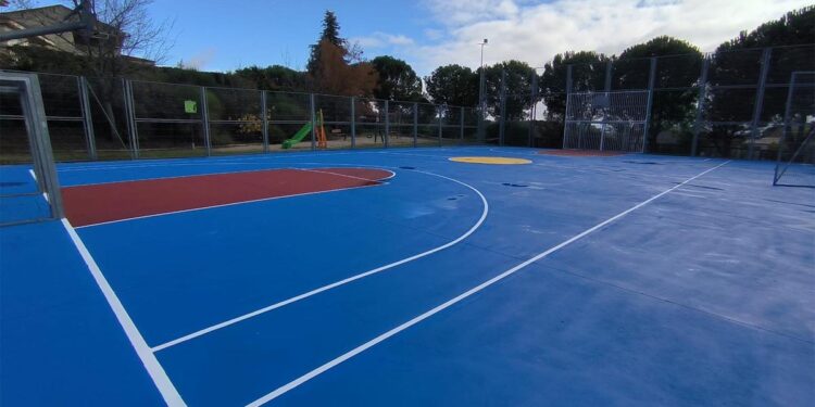 El Ayuntamiento de Cabanillas remodela la pista deportiva del Parque Albarda Gallega, en el Campo de Golf