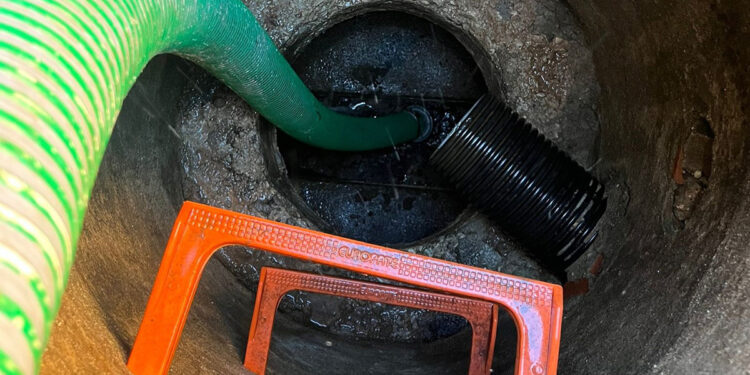 El Ayuntamiento de Cuenca lleva a cabo la limpieza del colector de saneamiento de calle Calderón de la Barca