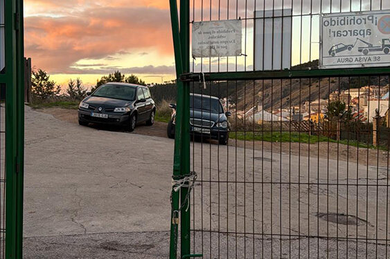 El PP en el Ayuntamiento de Cuenca denuncia la puerta rota del campo de fútbol de Tiradores Altos y exige a Dolz una reparación urgente