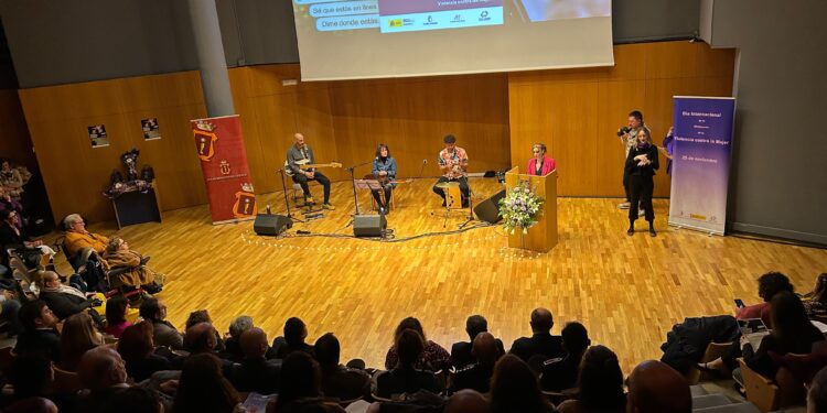 El acto institucional del 25N del Ayuntamiento de Cuenca pone el foco en la incidencia de la violencia machista en la juventud y el ámbito digital