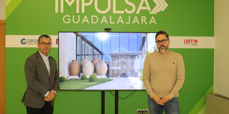 El alcalde de Brihuega destaca los avances del municipio en proyectos destinados a consolidar su crecimiento turístico en visita a la Impulsa Guadalajara
