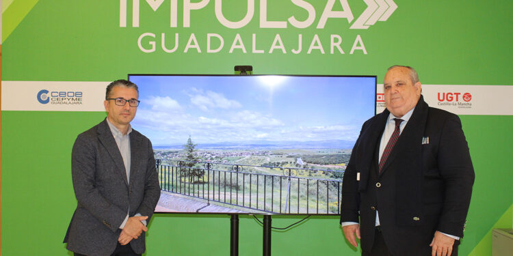 El alcalde de El Casar destaca su crecimiento y calidad de vida como pilares para atraer inversión durante su visita a la oficina Impulsa Guadalajara