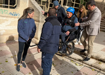 El delegado de Educación, Cultura y Deporte visita ASPAYM Cuenca y participa en una demostración de la silla Joëlette