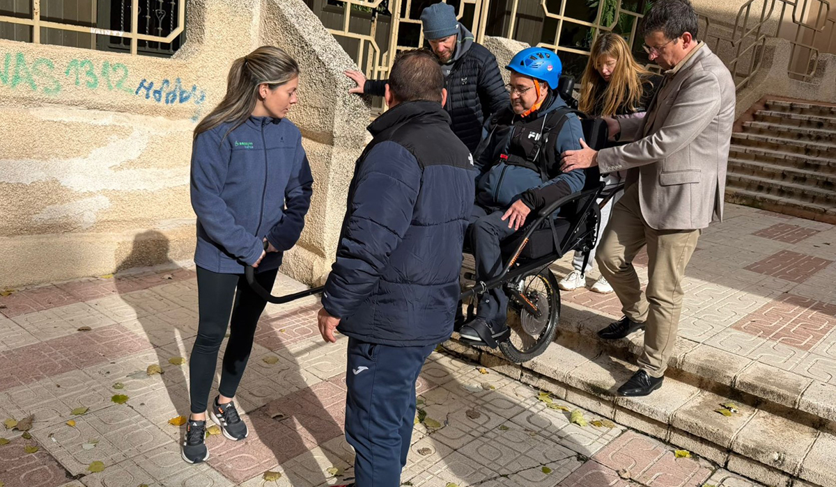 El delegado de Educación, Cultura y Deporte visita ASPAYM Cuenca y participa en una demostración de la silla Joëlette
