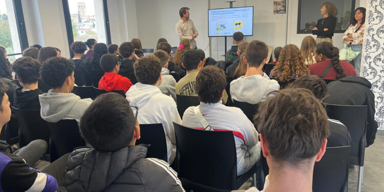 Escolares de la comarca de FADETA visitan la instalación fotovoltaica del Centro Joven de Sacedón