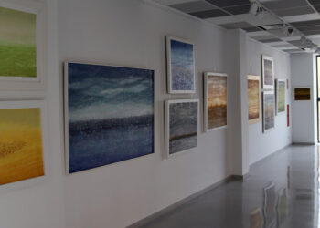 Este viernes, 21 de noviembre, a las 18:30 horas, Jesús Campoamor será el encargado de inaugurar con una muestra de su obra la sala de exposiciones que lleva su nombre en el Centro de Artes de Azuqueca de Henares (CAAZ). “Desde el Ayuntamiento, quisimos que la sala de exposiciones llevara el nombre de Jesús Campoamor en reconocimiento a toda su trayectoria y a su calidad artística en distintas artes -pintura, escultura y poesía- y, también, como guiño a su vínculo con Azuqueca, donde vivió 20 años”, apunta la concejala de Cultura, Susana Santiago. La sala, de 152,73 metros cuadrados, se ubica en la primera planta del CAAZ (acceso por el número 3 de la avenida Francisco Vives). Bajo el título “Exposición Antológica”, el propio artista explica que la colección de Azuqueca, formada por más de medio centenar de obras -pintura y escultura-, es un recorrido por su trabajo artístico y abarca “desde los años 60 hasta la actualidad”. En cuanto a la temática de los cuadros, “en su mayoría son paisajes de la Alcarria, de la provincia de Guadalajara, aunque también hay alguno del extranjero y retratos”, detalla. Todos forman parte de su colección privada: “cado una marca una época de la vida y a todos les tengo mucho cariño”, afirma. Jesús Campoamor reconoce que sintió “muchísima alegría” cuando, desde el Ayuntamiento, se le comunicó la intención de poner su nombre a la sala de exposiciones del CAAZ. “Pasé 20 años en Azuqueca y es donde empecé mi aventura creativa y se forjó gran parte de mi obra”, destaca. Hasta el 8 de diciembre La muestra de Jesús Campoamor se podrá visitar hasta el 8 de diciembre en el siguiente horario: de lunes a sábado, de 10 a 14 y de 17 a 21 horas, y los domingos, de 10 a 14 horas.