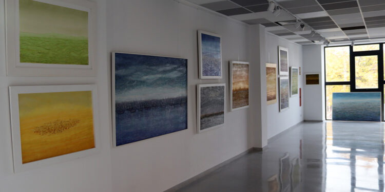 Este viernes, 21 de noviembre, a las 18:30 horas, Jesús Campoamor será el encargado de inaugurar con una muestra de su obra la sala de exposiciones que lleva su nombre en el Centro de Artes de Azuqueca de Henares (CAAZ). “Desde el Ayuntamiento, quisimos que la sala de exposiciones llevara el nombre de Jesús Campoamor en reconocimiento a toda su trayectoria y a su calidad artística en distintas artes -pintura, escultura y poesía- y, también, como guiño a su vínculo con Azuqueca, donde vivió 20 años”, apunta la concejala de Cultura, Susana Santiago. La sala, de 152,73 metros cuadrados, se ubica en la primera planta del CAAZ (acceso por el número 3 de la avenida Francisco Vives). Bajo el título “Exposición Antológica”, el propio artista explica que la colección de Azuqueca, formada por más de medio centenar de obras -pintura y escultura-, es un recorrido por su trabajo artístico y abarca “desde los años 60 hasta la actualidad”. En cuanto a la temática de los cuadros, “en su mayoría son paisajes de la Alcarria, de la provincia de Guadalajara, aunque también hay alguno del extranjero y retratos”, detalla. Todos forman parte de su colección privada: “cado una marca una época de la vida y a todos les tengo mucho cariño”, afirma. Jesús Campoamor reconoce que sintió “muchísima alegría” cuando, desde el Ayuntamiento, se le comunicó la intención de poner su nombre a la sala de exposiciones del CAAZ. “Pasé 20 años en Azuqueca y es donde empecé mi aventura creativa y se forjó gran parte de mi obra”, destaca. Hasta el 8 de diciembre La muestra de Jesús Campoamor se podrá visitar hasta el 8 de diciembre en el siguiente horario: de lunes a sábado, de 10 a 14 y de 17 a 21 horas, y los domingos, de 10 a 14 horas.