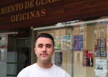 Flores denuncia que la nefasta gestión de Guarinos deja a la ciudad sin tarjetas XGuada y a más de 300 personas sin poder beneficiarse de sus descuentos