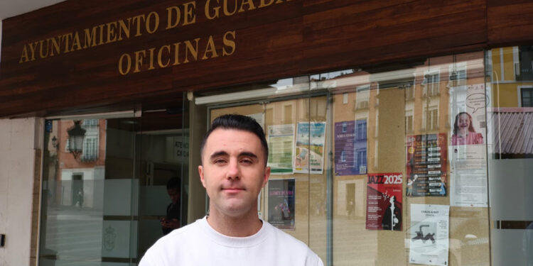 Flores denuncia que la nefasta gestión de Guarinos deja a la ciudad sin tarjetas XGuada y a más de 300 personas sin poder beneficiarse de sus descuentos