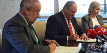 Gobierno regional y UCLM desarrollarán estudios técnicos sobre costes de producción para que agricultores y ganaderos defiendan mejor el valor de sus productos en la cadena alimentaria