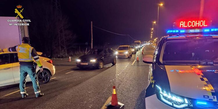 La Guardia Civil investiga a una conductora por sextuplicar la tasa de alcoholemia tras un accidente en la A-2 1 Guardia Civil