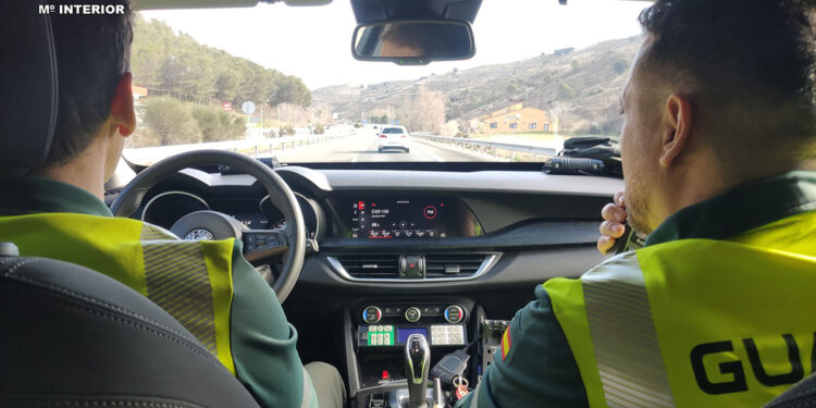 Investigado un camionero por falsificar el carné de conducir y el CAP: lo pillaron en la A-2 1 Guardia Civil