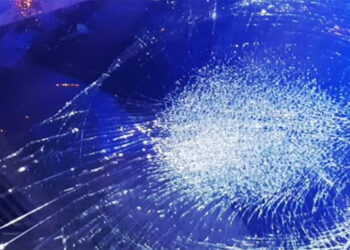 Insólito suceso en Cuenca: un jersey empapado por la lluvia cae de un balcón y revienta el parabrisas de un coche 7 Insólito suceso en Cuenca un jersey empapado por la lluvia cae de un balcón y revienta el parabrisas de un coche