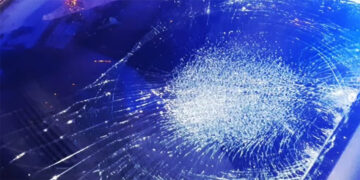 Insólito suceso en Cuenca un jersey empapado por la lluvia cae de un balcón y revienta el parabrisas de un coche
