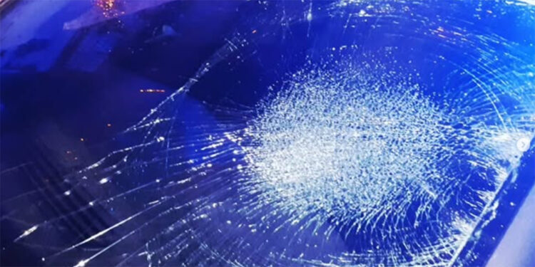 Insólito suceso en Cuenca un jersey empapado por la lluvia cae de un balcón y revienta el parabrisas de un coche