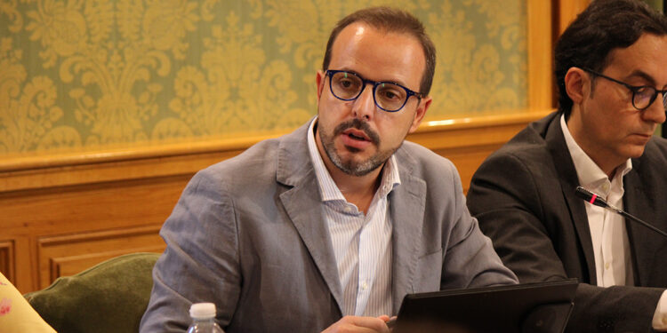 Juan Guadalajara “El alcalde sigue estudiando mientras los conquenses siguen esperando el autobús”