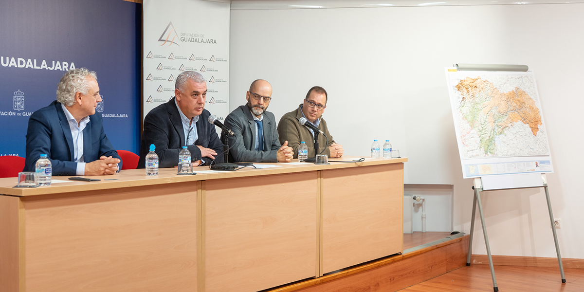 La Diputación de Guadalajara distribuirá 500 mapas provinciales 3D entre ayuntamientos e instituciones como herramienta para la gestión de emergencias