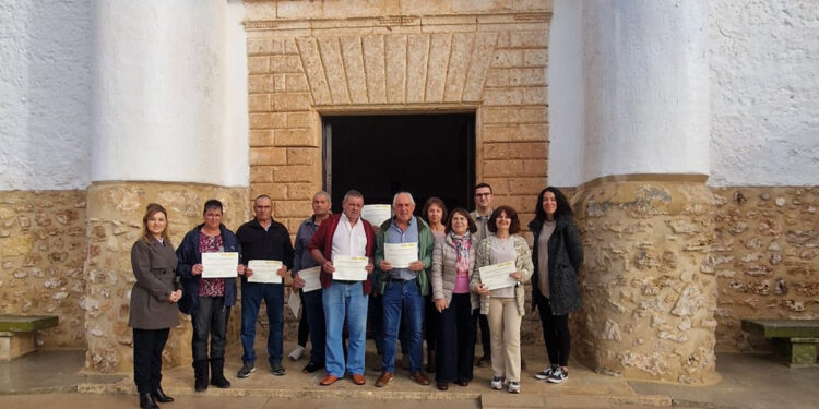 La Junta colabora con Vara de Rey en la rehabilitación de la Ermita de la Virgen del Rosario a través de un Taller +