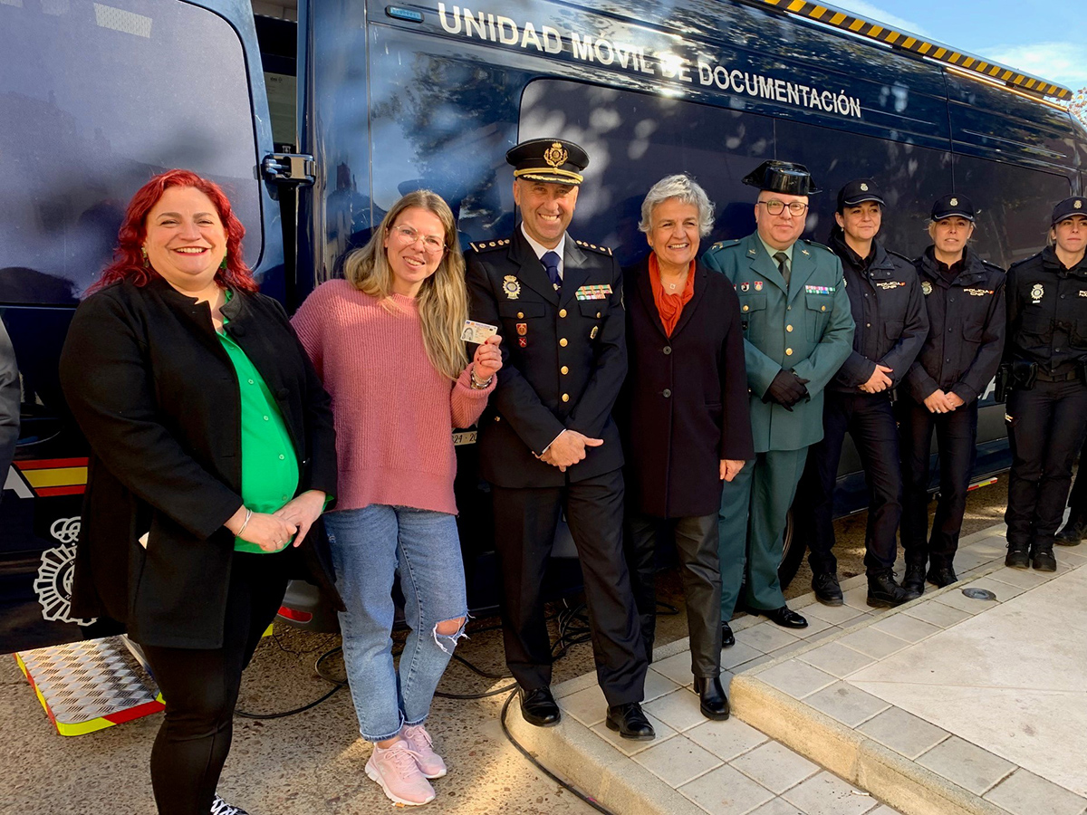 La Policía Nacional presenta en Talayuelas el nuevo vehículo para la expedición de DNI y Pasaporte que dará servicio a los pueblos de Cuenca 2 La Policía Nacional presenta en Talayuelas el nuevo vehículo para la expedición de DNI y Pasaporte que dará servicio a los pueblos de Cuenca