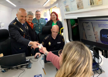 La Policía Nacional presenta en Talayuelas el nuevo vehículo para la expedición de DNI y Pasaporte que dará servicio a los pueblos de Cuenca 1 La Policía Nacional presenta en Talayuelas el nuevo vehículo para la expedición de DNI y Pasaporte que dará servicio a los pueblos de Cuenca