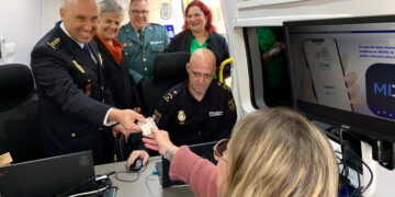 La Policía Nacional presenta en Talayuelas el nuevo vehículo para la expedición de DNI y Pasaporte que dará servicio a los pueblos de Cuenca